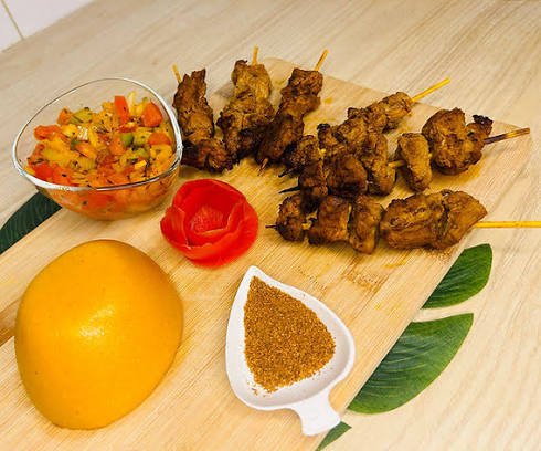 Amiwo sauce tomate et poisson braisé