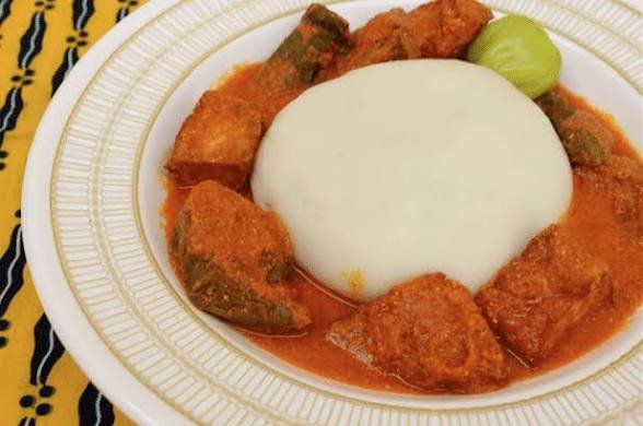 Igname pilée et sauce arachide à l'agouti